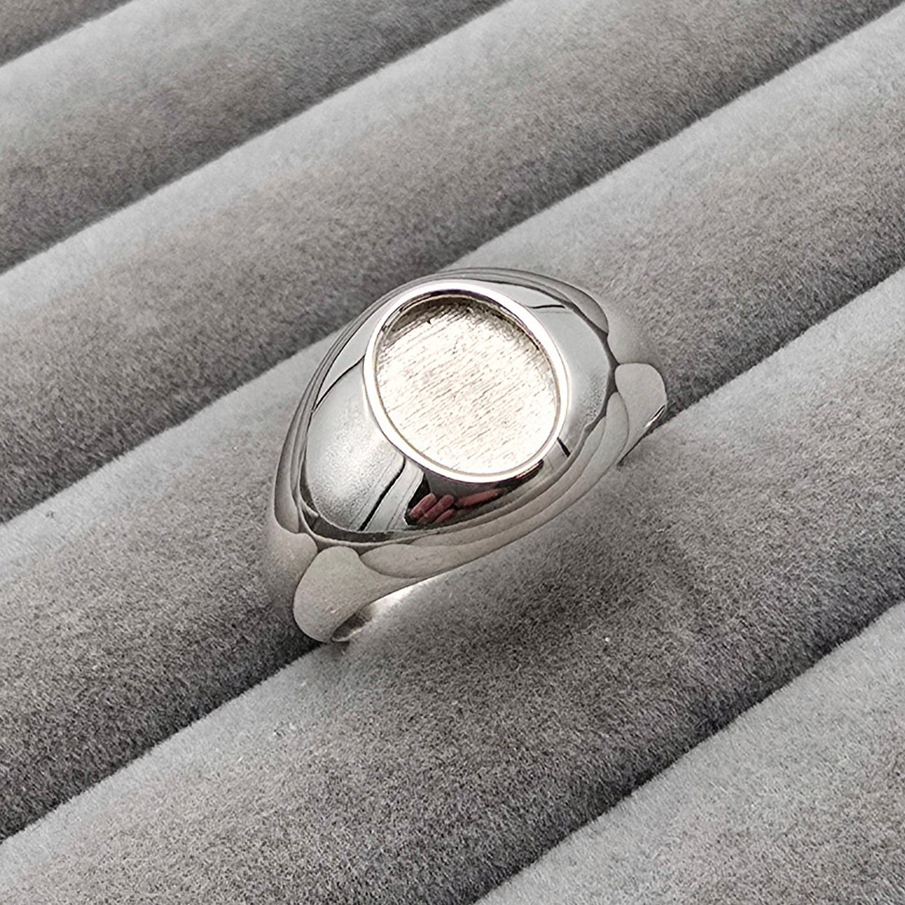 Gents oval signet ring
