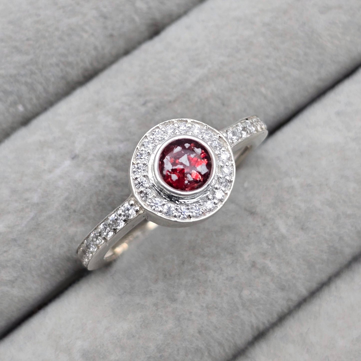 Full halo cubi zirconia cluster ring