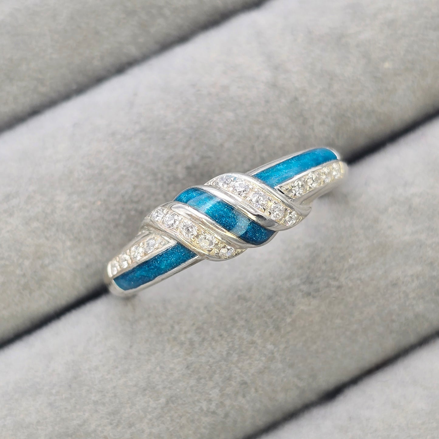 Eternal knot band
