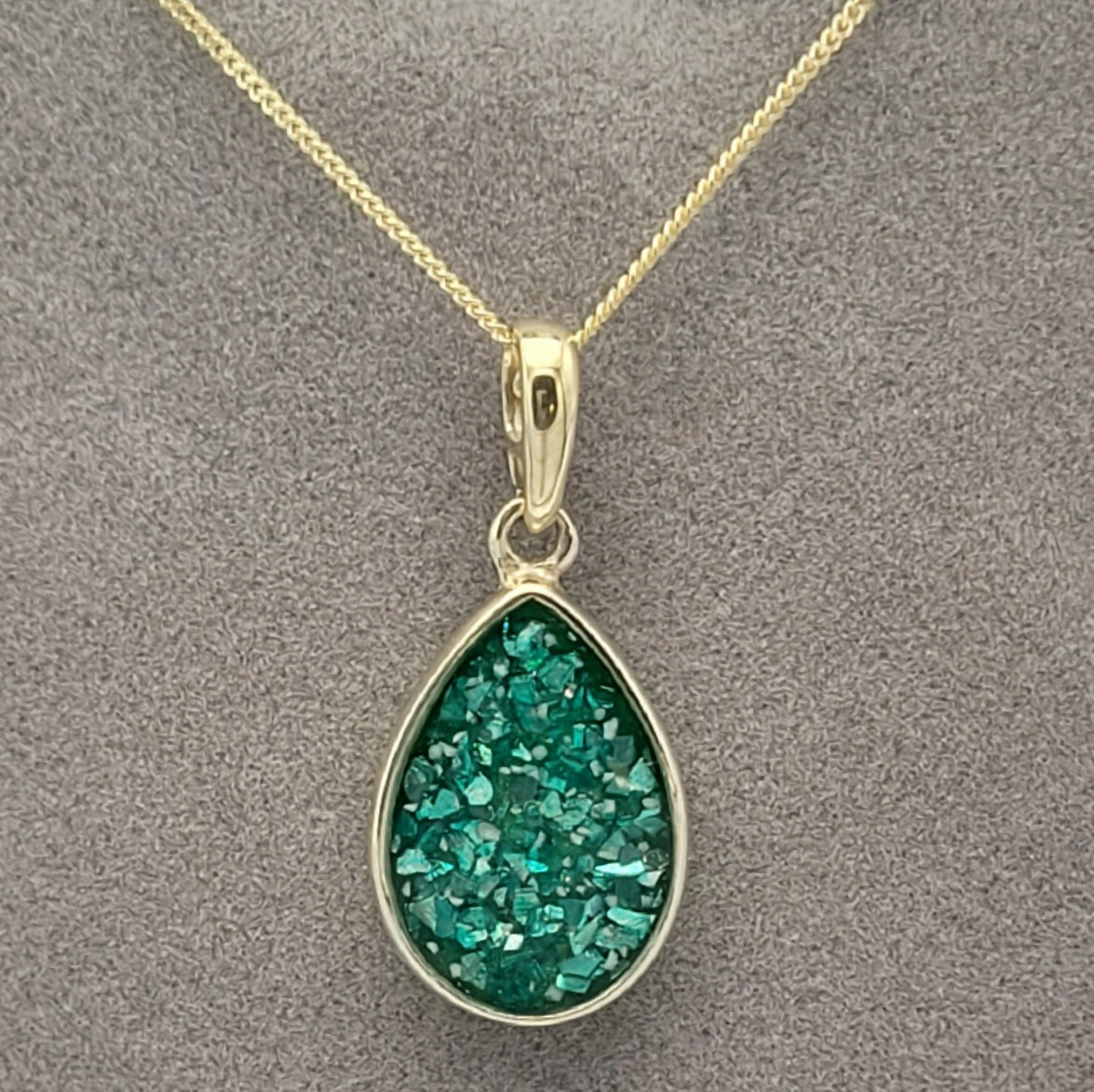 9ct gold teardrop pendant