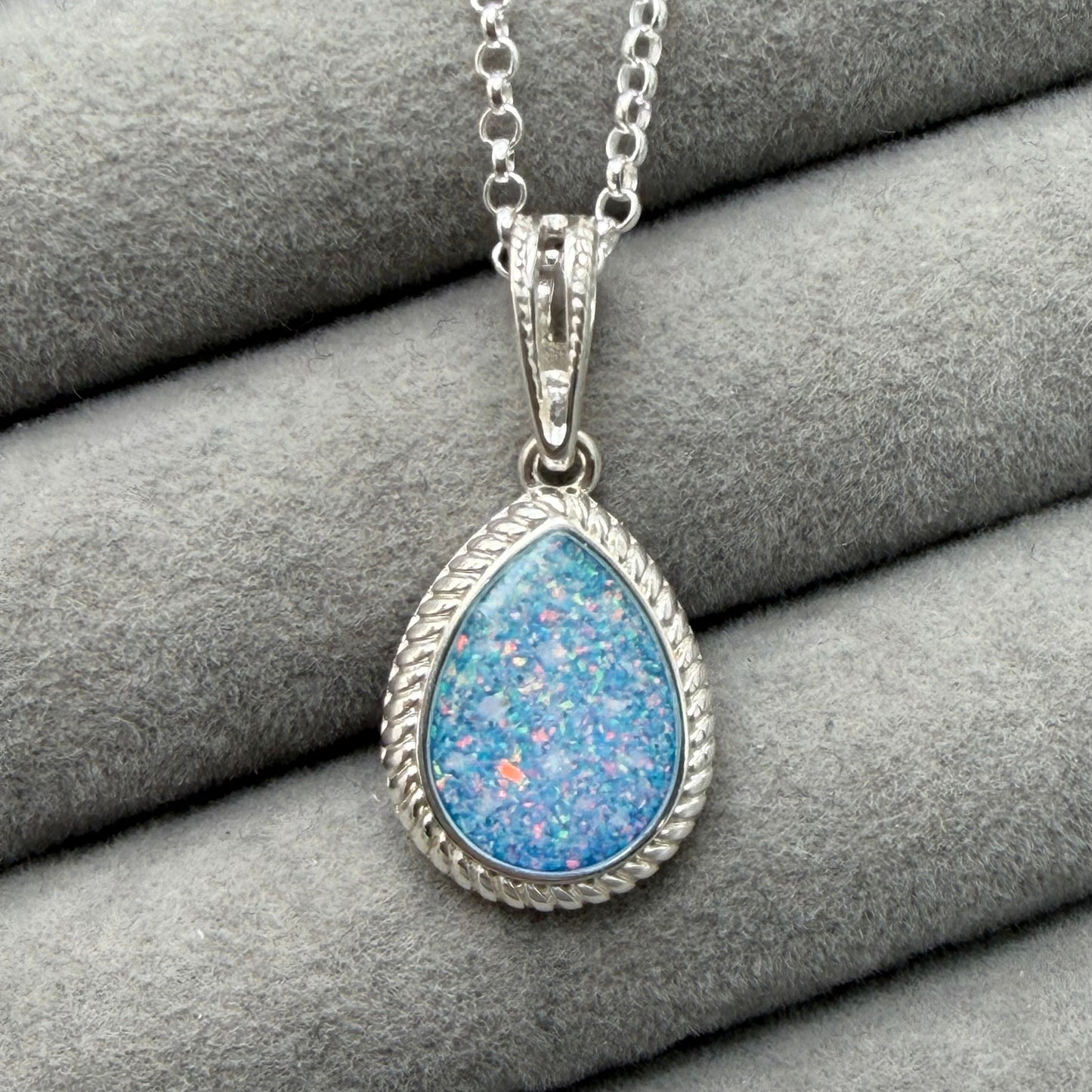 Rope edged teardrop pendant