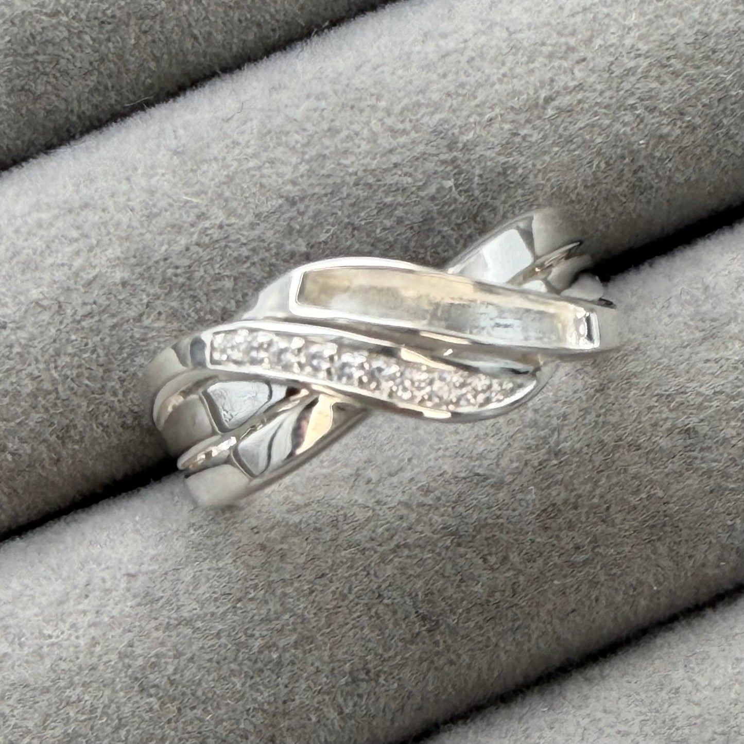 Double crossover cz band ring