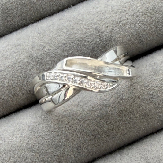 Double crossover cz band ring