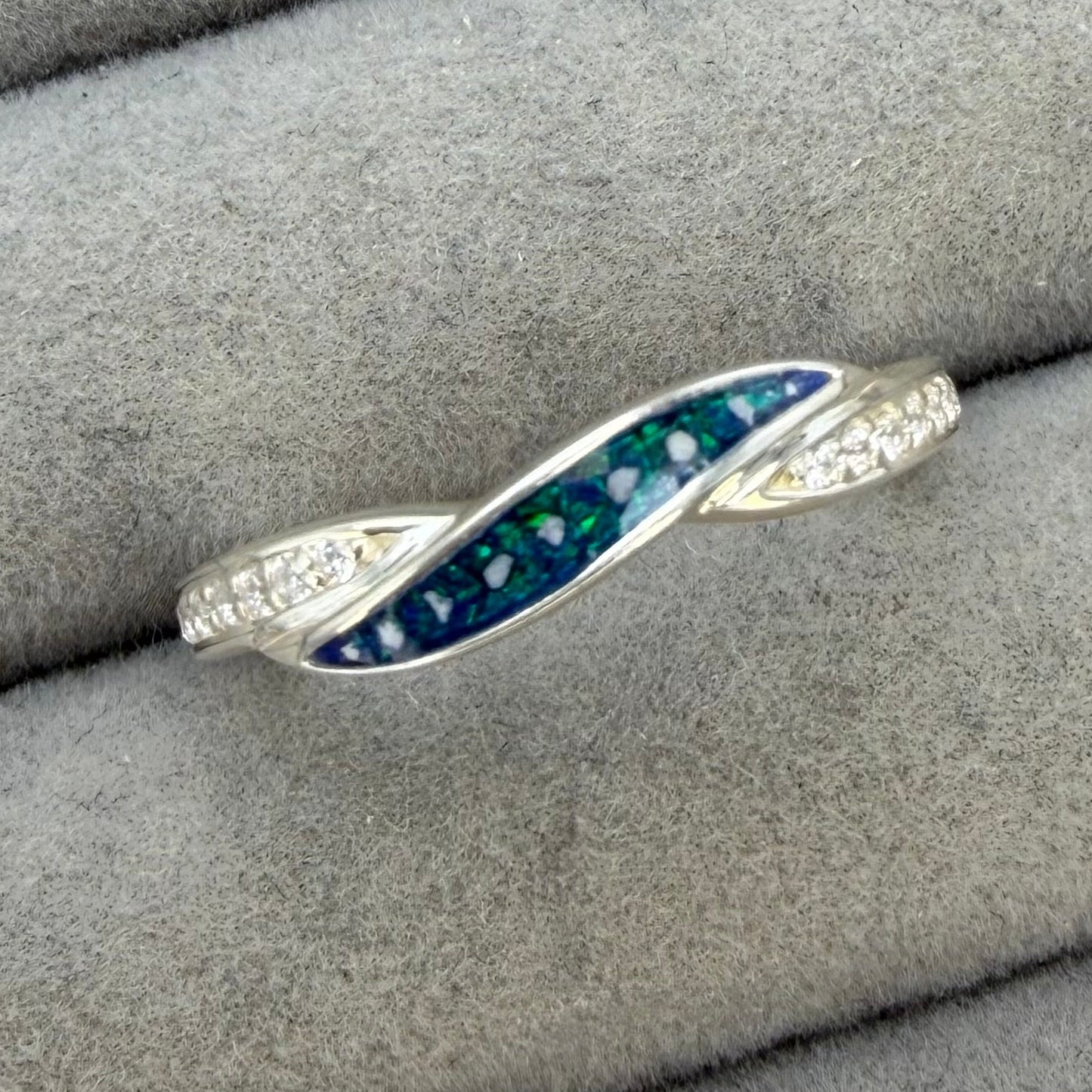 Single crossover cz ring