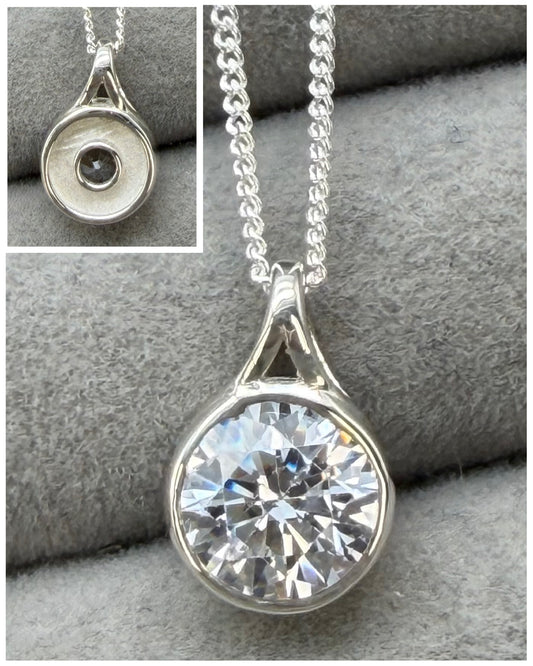 Secretly set round pendant