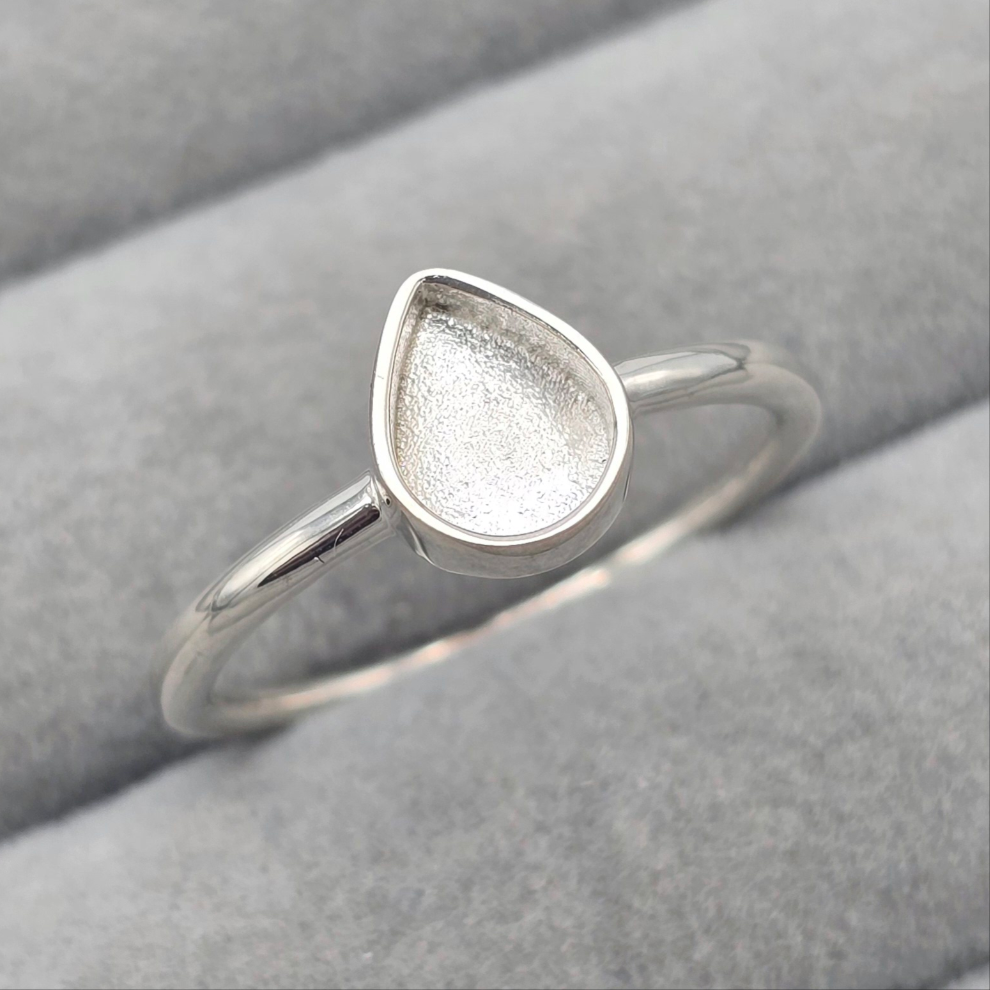 Simple teardrop ring